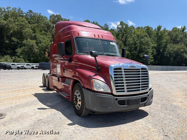 image for item YA3430 2016 Freightliner Cascadia semi truck