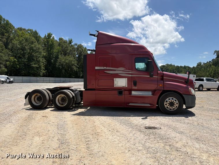 image for item YA3430 2016 Freightliner Cascadia semi truck