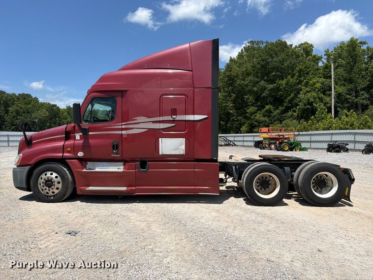 image for item YA3430 2016 Freightliner Cascadia semi truck