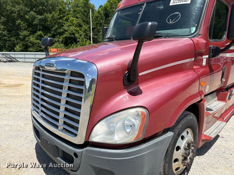 image for item YA3430 2016 Freightliner Cascadia semi truck