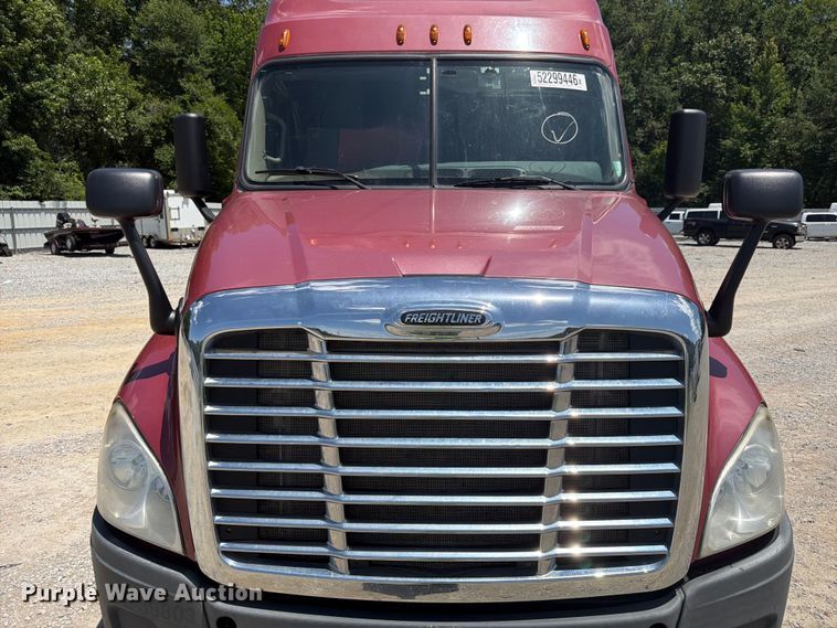 image for item YA3430 2016 Freightliner Cascadia semi truck
