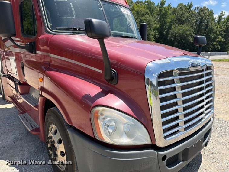 image for item YA3430 2016 Freightliner Cascadia semi truck