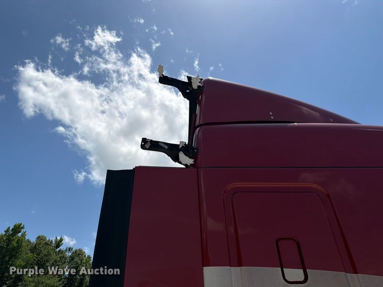 image for item YA3430 2016 Freightliner Cascadia semi truck