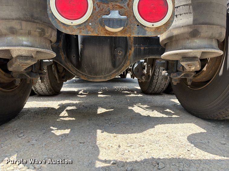 image for item YA3430 2016 Freightliner Cascadia semi truck