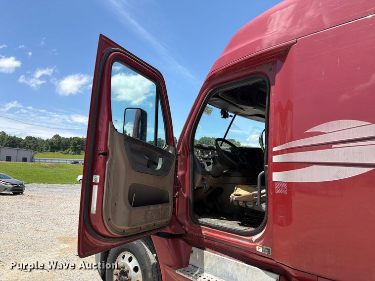 image for item YA3430 2016 Freightliner Cascadia semi truck
