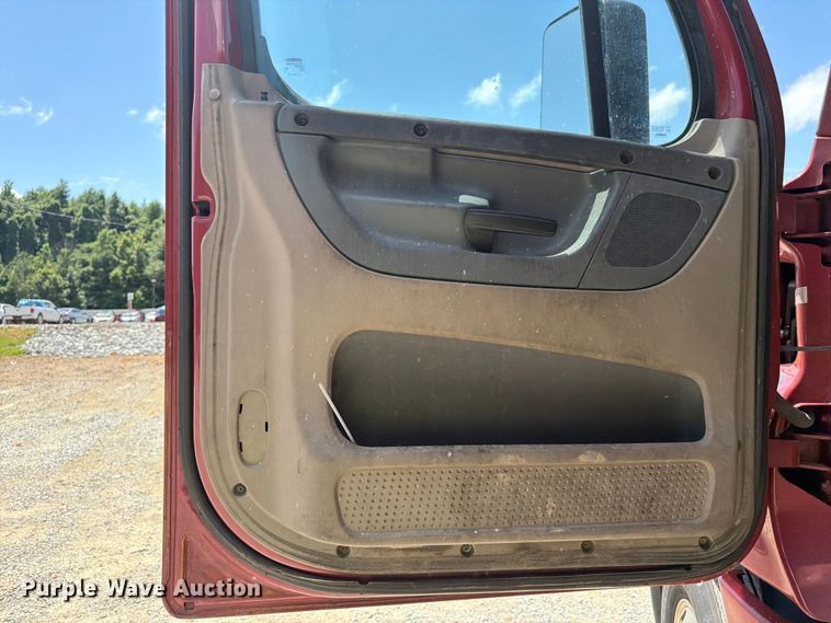 image for item YA3430 2016 Freightliner Cascadia semi truck