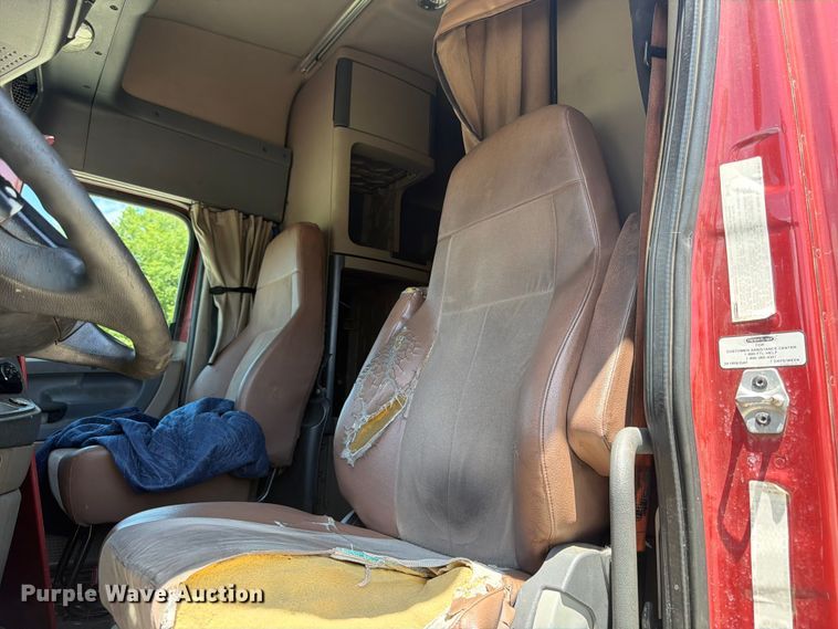image for item YA3430 2016 Freightliner Cascadia semi truck