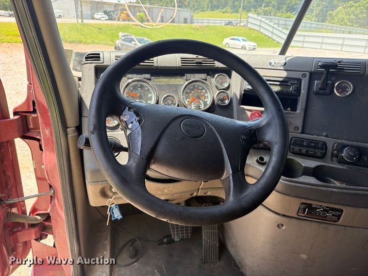 image for item YA3430 2016 Freightliner Cascadia semi truck