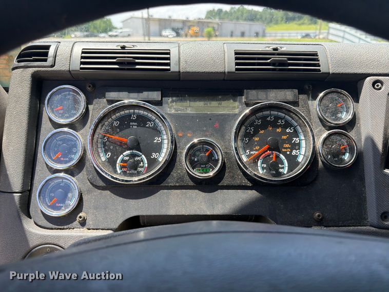image for item YA3430 2016 Freightliner Cascadia semi truck