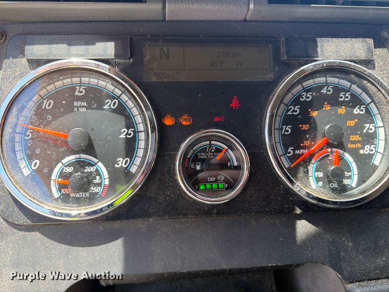 image for item YA3430 2016 Freightliner Cascadia semi truck