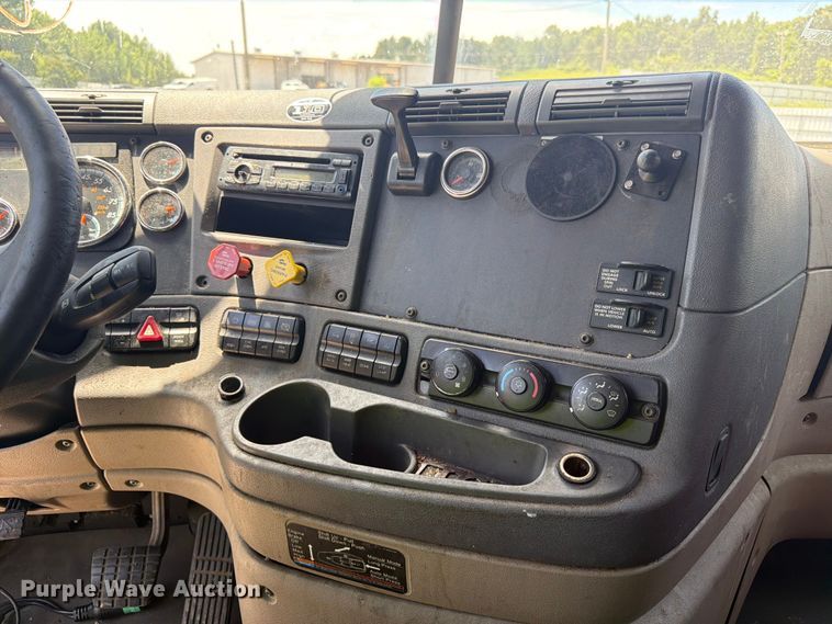 image for item YA3430 2016 Freightliner Cascadia semi truck