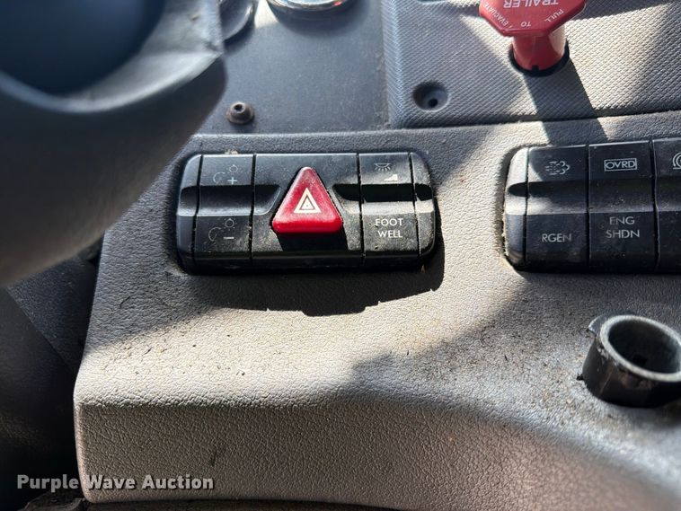 image for item YA3430 2016 Freightliner Cascadia semi truck