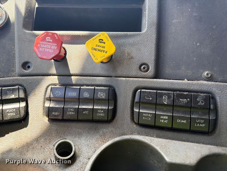 image for item YA3430 2016 Freightliner Cascadia semi truck