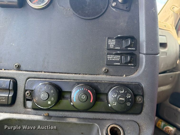 image for item YA3430 2016 Freightliner Cascadia semi truck