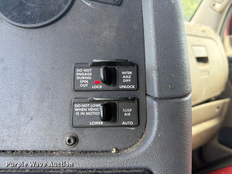 image for item YA3430 2016 Freightliner Cascadia semi truck