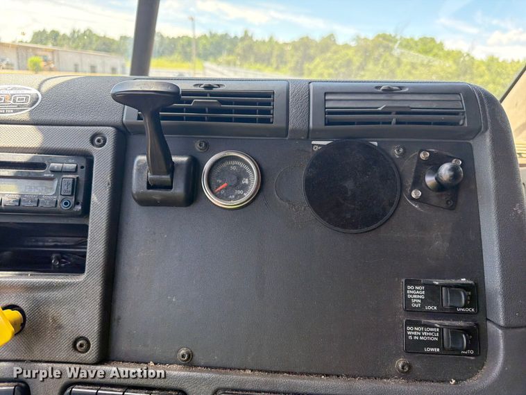 image for item YA3430 2016 Freightliner Cascadia semi truck