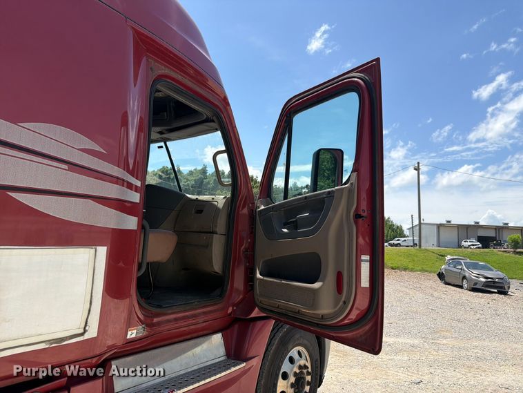 image for item YA3430 2016 Freightliner Cascadia semi truck