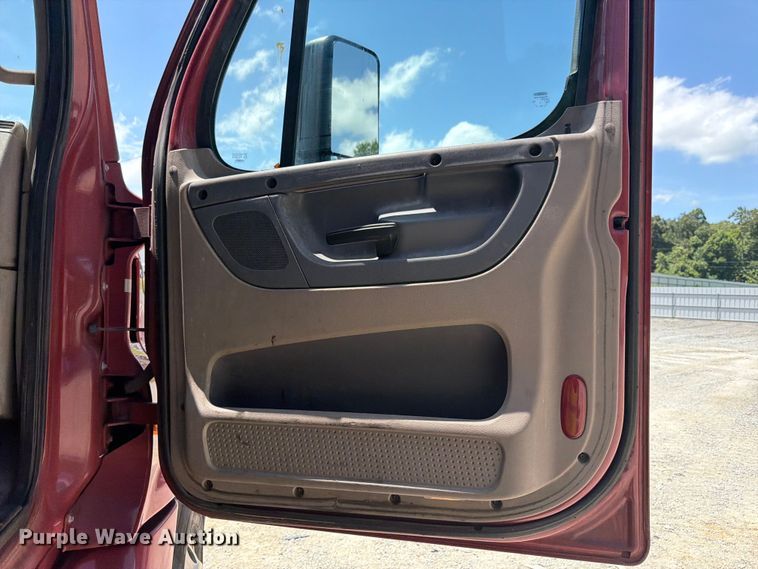 image for item YA3430 2016 Freightliner Cascadia semi truck