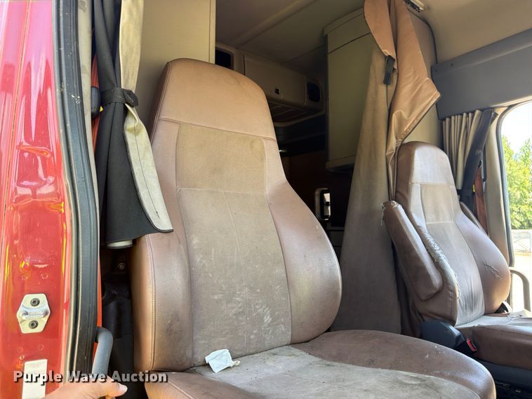 image for item YA3430 2016 Freightliner Cascadia semi truck