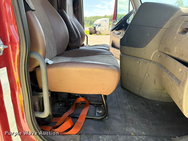 image for item YA3430 2016 Freightliner Cascadia semi truck