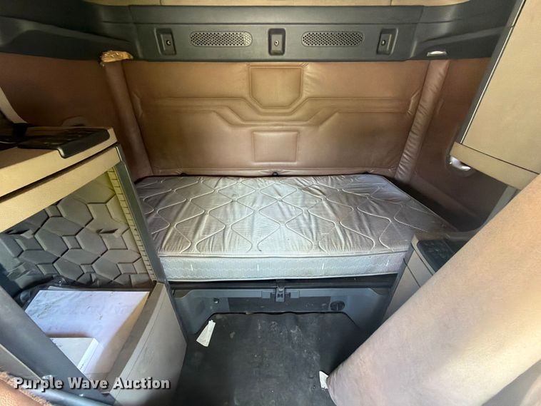 image for item YA3430 2016 Freightliner Cascadia semi truck