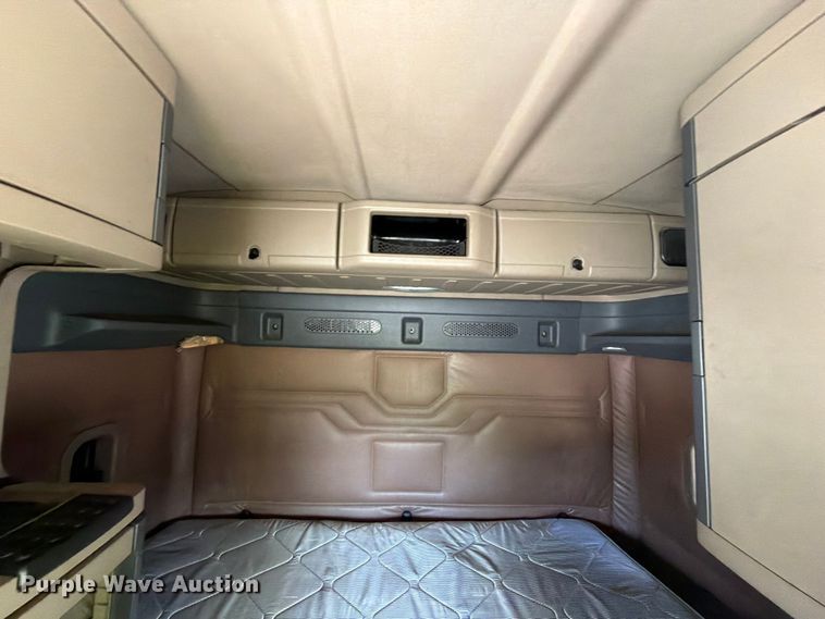 image for item YA3430 2016 Freightliner Cascadia semi truck