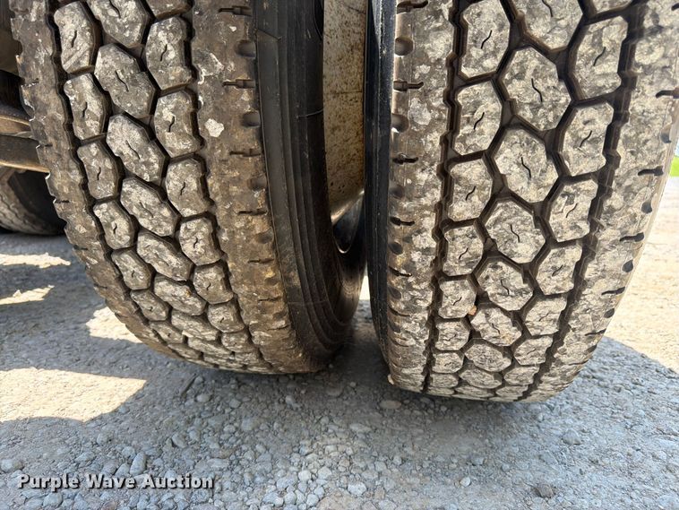 image for item YA3430 2016 Freightliner Cascadia semi truck