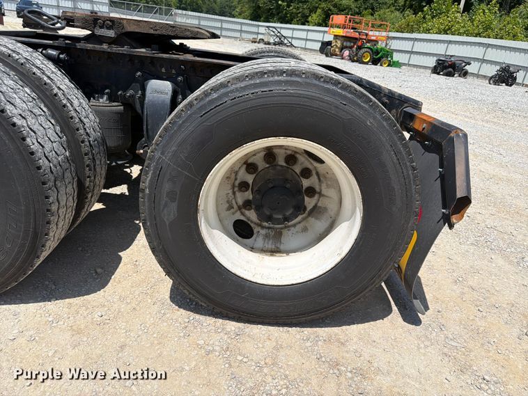 image for item YA3430 2016 Freightliner Cascadia semi truck