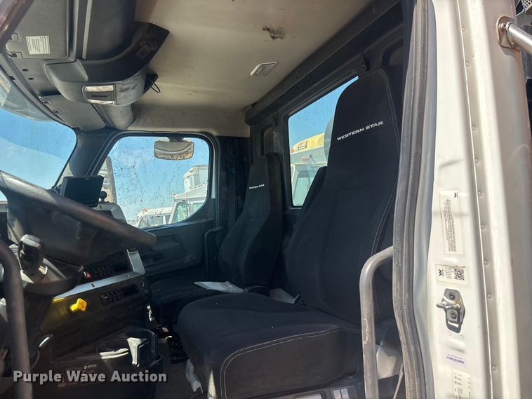 image for item YA3452 2024 Western Star 47X hydrovac truck
