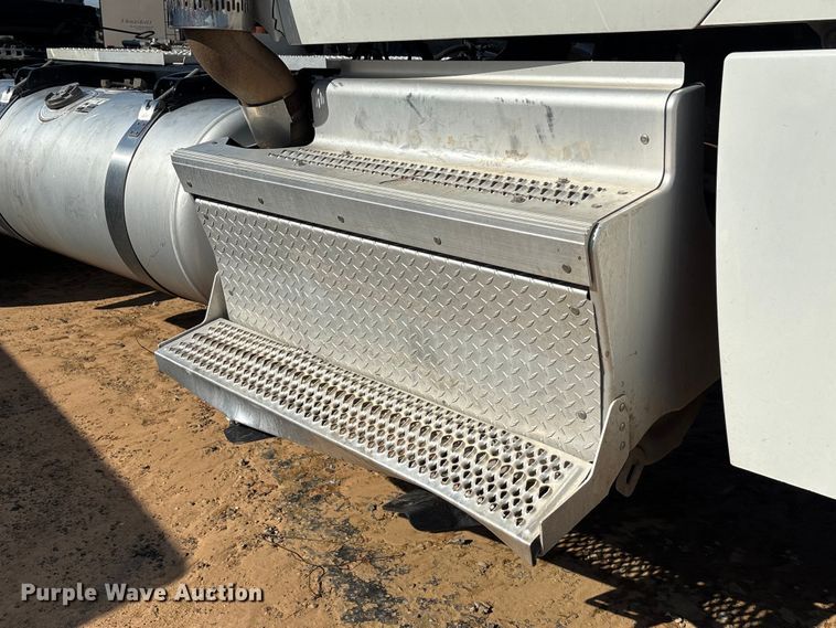 image for item YA3488 2023 Peterbilt 567 semi truck