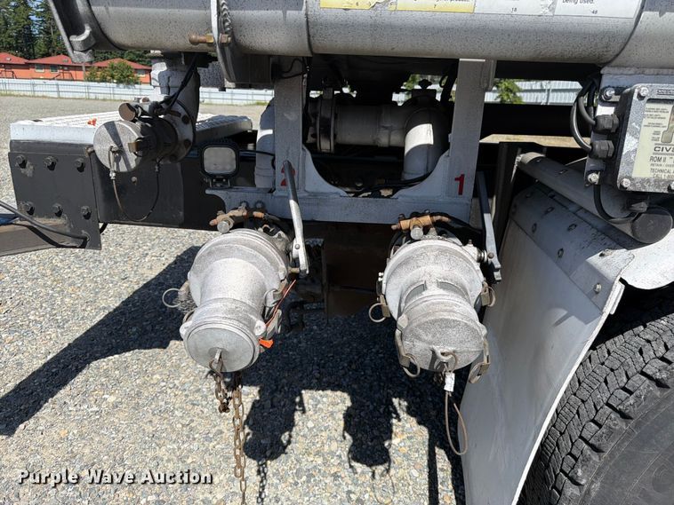 image for item YA3652 2017 Peterbilt 567 tank truck