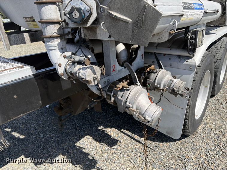 image for item YA3652 2017 Peterbilt 567 tank truck