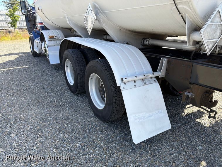 image for item YA3652 2017 Peterbilt 567 tank truck