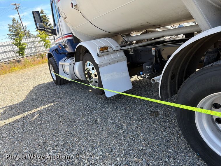 image for item YA3652 2017 Peterbilt 567 tank truck