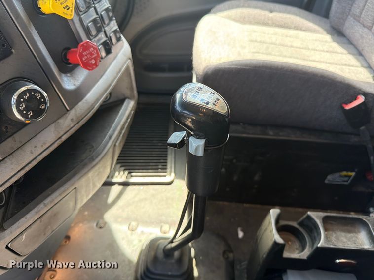 image for item YA3652 2017 Peterbilt 567 tank truck