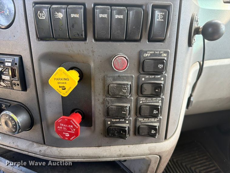 image for item YA3652 2017 Peterbilt 567 tank truck