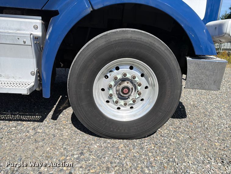 image for item YA3652 2017 Peterbilt 567 tank truck