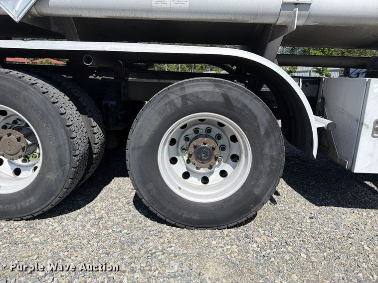 image for item YA3652 2017 Peterbilt 567 tank truck