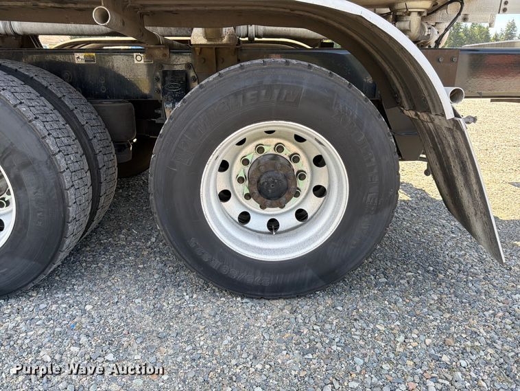 image for item YA3652 2017 Peterbilt 567 tank truck