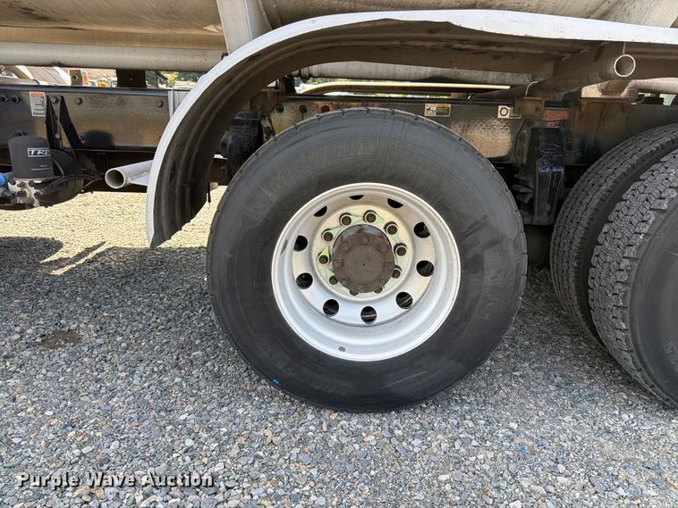 image for item YA3652 2017 Peterbilt 567 tank truck