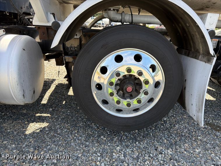 image for item YA3652 2017 Peterbilt 567 tank truck