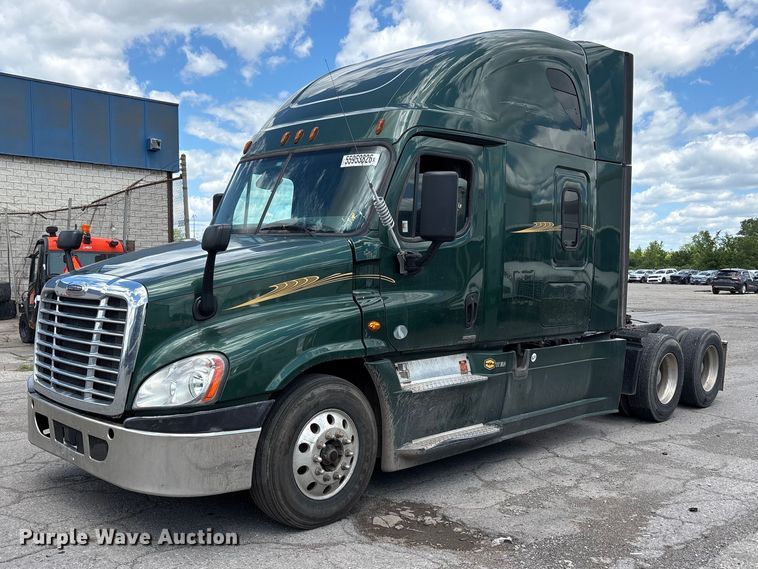image for item YA3749 2018 Freightliner Cascadia semi truck