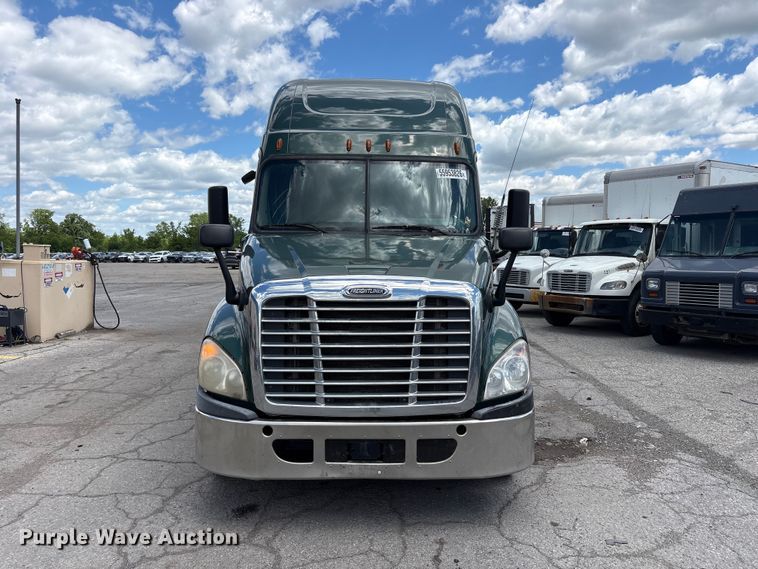 image for item YA3749 2018 Freightliner Cascadia semi truck