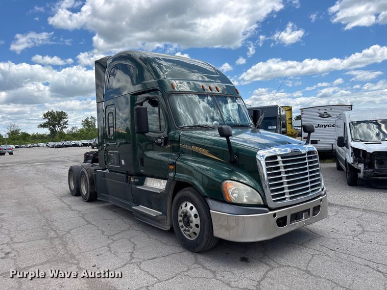 image for item YA3749 2018 Freightliner Cascadia semi truck