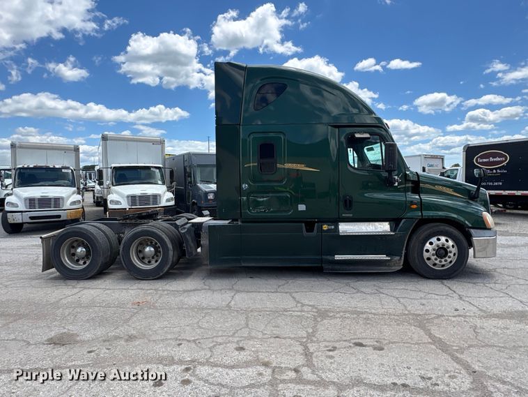 image for item YA3749 2018 Freightliner Cascadia semi truck