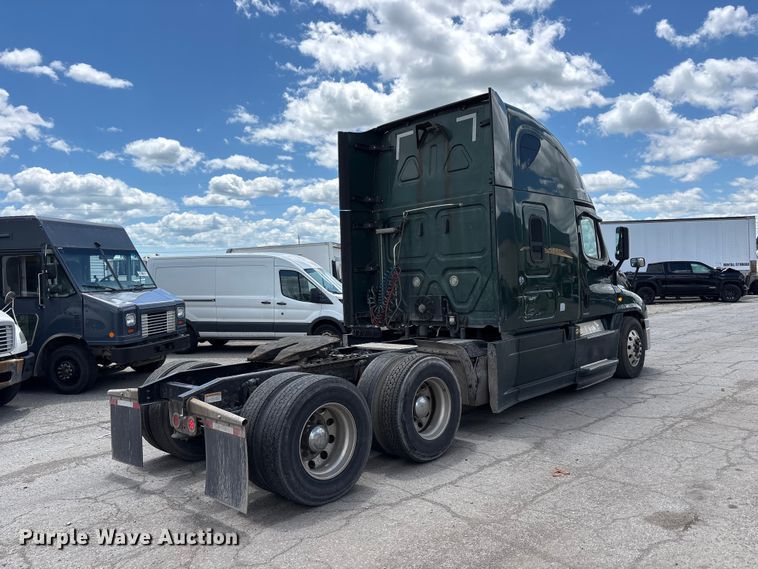 image for item YA3749 2018 Freightliner Cascadia semi truck