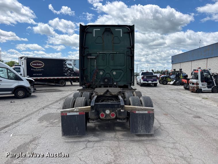 image for item YA3749 2018 Freightliner Cascadia semi truck