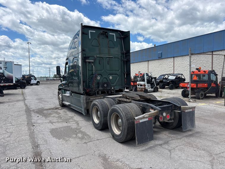 image for item YA3749 2018 Freightliner Cascadia semi truck