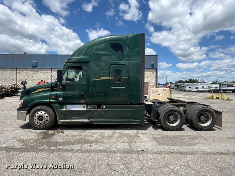 image for item YA3749 2018 Freightliner Cascadia semi truck