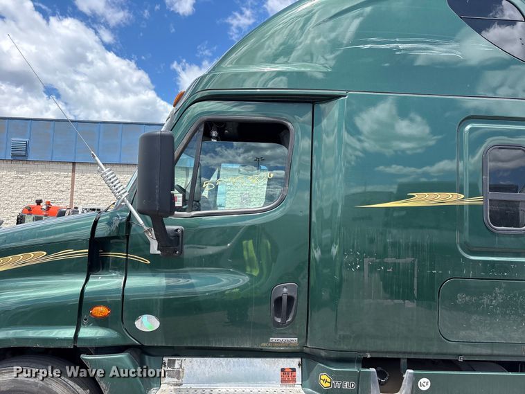 image for item YA3749 2018 Freightliner Cascadia semi truck